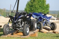 Yamaha Präsentation YFZ 450 (vorne, schwarz): abgespeckte Version der Rennsportlerin YFZ 450 R (hinten, blau)