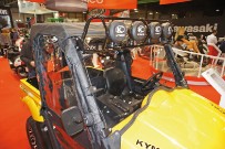 Kymco UXV 500: mächtige Zusatz-Scheinwerfer und Windschutzscheibe – leider ohne Scheibenwischer und Straßenzulassung