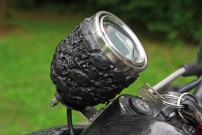 Mussgnug KFX 700, Tacho-Gehäuse: Aderlass-Kelch aus Kunststein