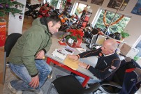 Frank Fichtner von Honda Schlieter in Erfurt übergibt Daniel Rosenbusch die Papiere der Honda TRX420