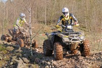ECHT Endurocup Hessen Thüringen  Die Nachwuchsfahrer der Quad-Klasse (Hintergrund) werden von erfahrenen Piloten, wie Nico Wiesel (vorn), eskortiert