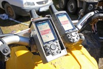 Jag den Wolf 2012: Die Orientierung in ‚Extreme‘ ist einfach: Strecken werden auf GPS-Geräten gespeichert, und dann muss dieser Linie bis auf 50 Meter genau nachgefahren werden. ‚Pro‘-Fahrer benutzen zwei GPS-Geräte mit unterschiedlicher Zoom-Einstellung: eines auf 80 Meter, das andere auf 50 Meter. Dennoch muss wachsam gefahren werden, um keine Zeit mit ‚Ausbrechern‘ zu verlieren