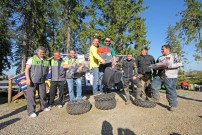 Jag den Wolf 2012: Das Podium in der Klasse ‚Abenteuer‘ eroberten die Rumänen. Hermanstadt / Sibiu vor Neumarkt /Tirgu Mures und Vulcan. Besonderes Lob aber ernteten die drei Piloten aus Vulkan, die als einzige komplett ohne GPS unterwegs gewesen sind. Die Gewinner von links nach rechts: Emil Cadariu, Adrian Chiujdea, Ciprian Todea, Nica Iuga, Cristian Ilici, Alecsandru Ile, Ion Dodu und Raul Badea