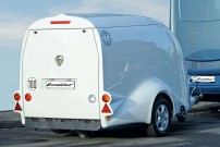 Anhänger ‚Excalibur‘: entzückender Rücken mit Ladeklappe, die als Rampe dient