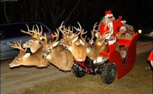 Weihnachtsmann: hat offensichtlich keinen Bock mehr auf Rentiere und bevorzugt festlich geschnmückte ATVs