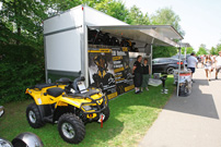 Tom´s Motorradladen: vollluftgefederter, absenkbarer Show-Trailer