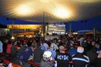 Touratech, Travel-Event: Die abendlichen Vorträge gehören zu den Höhepunkten beim Touratech Travel-Event. Vom 14. bis 16. Juni wird zum zehnten Mal am Firmensitz in Niedereschach gefeiert