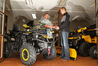 Chris Sachse: erhält als Can-Am Markenbotschafter den Schlüssel seiner brandneuen Can-Am Outlander 1000 MAX XT-P von Can-Am-Händler Nico Schulze