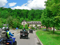Benefiz Quad Ausfahrt 2014 der Initiative Glückliche Kinderherzen am 24. Mai: Tour über die alte Rennstrecke Solitude zur Panoramastraße in Gerlingen