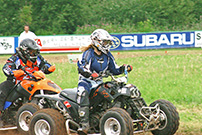 4. Quad Challenge Lauf 2014 in Melsungen, Klasse 1: Heinz Brandt (innen) kommt an der Vorjahres-Meisterin Saskia Brüner nicht vorbei