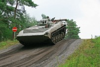 Gutschein von Fursten Forest: Der BMP1/OT90 ist ein ursprünglich russischer Schützenpanzer. Mit einem Gewicht von etwa 14 Tonnen ist er relativ leicht, wendig und überraschend schnell