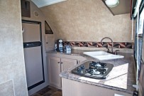 Amerikanische Wohnwagen mit Garage: Küche mit Gasherd, Microwelle und üppigem Kühlschrank