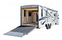 Amerikanische Wohnwagen mit Garage: komfortable Wohn-Anhänger mit Platz für zwei Quads oder ATVs