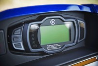 Yamaha Wolverine R, Bedienelemente im Automobil-Stil: digitales Display mit Anzeigen für Tempo, Wegstrecke, Tageskilometer, Betriebsstunden, Uhrzeit, Kraftstoffvorrat, eingelegtem Gang und gewähltem Antriebsmodus