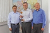 Geschäftsführung mit dem Pokal: Jörg Müller, Gerald Federl und Erich Brunner von der MSA GmbH