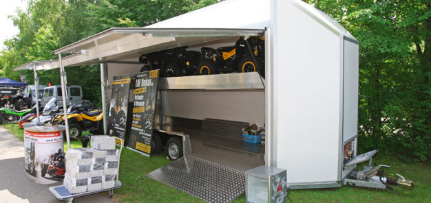 Tom´s Motorradladen: vollluftgefederter, absenkbarer Show-Trailer