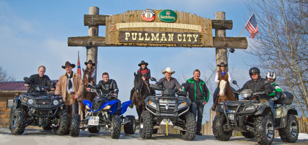 Pullman City Eging,: Eventmanager Deddy Jeschke (brauner Hut), GF Claus Six (weißer Hut, Peter Kremsreiter jun. (ganz links), Peter Kremsreiter sen. (schwarz/grüne Jacke) freuen sich auf die Quad-PilotInnen