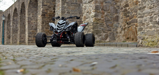 Exeet Red Bull 604Z: trotz Vierzylinder-Triebwerk stilistisch und farblich kaum vom Original mit Einzylinder-Motor zu unterscheiden; Foto: R. Tekisui