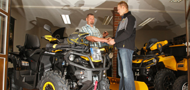 Chris Sachse: erhält als Can-Am Markenbotschafter den Schlüssel seiner brandneuen Can-Am Outlander 1000 MAX XT-P von Can-Am-Händler Nico Schulze