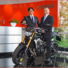 Seit 1. Oktober 2013: Jörg Breitenfeld ist Country Manager bei Yamaha Motor Deutschland; Eishin Chihana, der Präsident von Yamaha Motor Deutschland (links in Bild), gratuliert