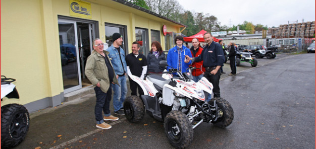 Schlüsselübergabe in Hattingen: Christian Carow, Uwe König, Tobias Biewer, Nadine Harbord (Team Quad Center Hattingen); Florian Hettchen (Gewinner); Tobias Käse (Aeon-Außendienst); Immo Dubies (ATV&QUAD)
