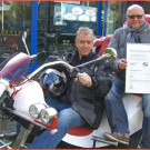 Audit bestanden: Renato Rittel (links im Bild) von der Zertifizierungsstelle des TÜV Nord überreicht Jürgen Schröder als Geschäftsführer von JSS-Automotive die begehrte Urkunde, welche für die nächsten drei Jahre Gültigkeit hat