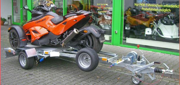JSS Automotive: bietet seine Transportanhänger für Trikes nun auch optimiert für Moto-Trikes und die Can-Am Spyder