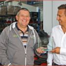 Arctic Cat Dealer of the Year 2014: Renato Heinrich (links) von der RAL Handels GmbH übernimmt die Trophäe einmal wieder von Klaus Mairoser für den österreichischen Markt