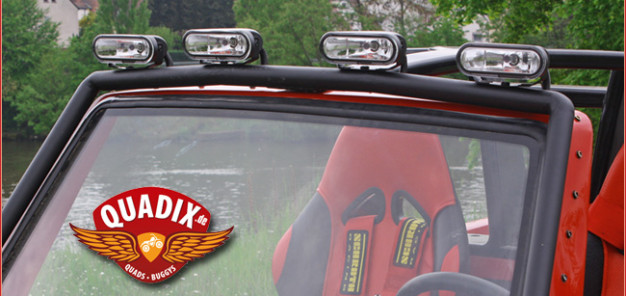 Es werde Licht: Mit vier Hella-Scheinwerfern auf einer Lightbar bietet Quadix zusätzliches Licht für den Buggy 800