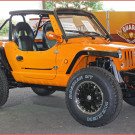 Mehr Leistung für den Quadix Buggy 800: Ein optimiertes Steuergerät erhöht die Motor-Power von 53 auf 67 PS und das Drehmoment von 70 auf 115 Nm. Außerdem verfügt der Hingucker über Seilwinde, Alufelgen, Verdeck, Drehzahlmesser und Sportsitze, Mittelarmlehne sowie ein , Sound-System mit Subwoofer, SD-Karten, AUX- und USB-Anschluss